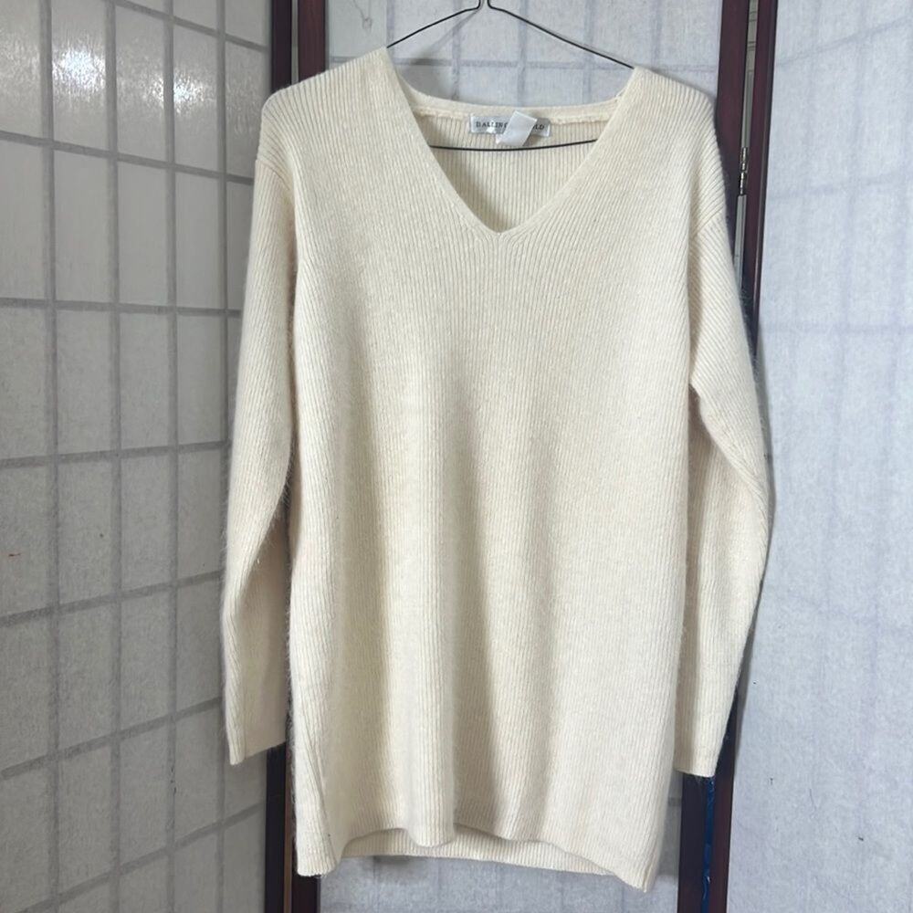 BALLINGER . GOLD LAMBSWOOL BLEND V NECK SWEATER SlZE M